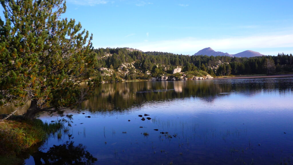 Photo d'un lac de montagne avec un jolie paysage